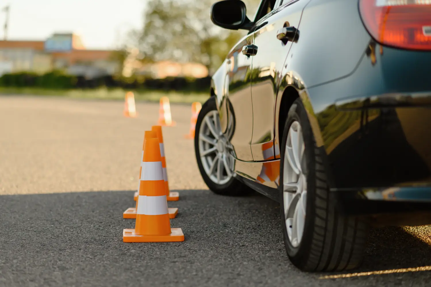 Auto und Verkehrskegel, Fahrschulkonzept